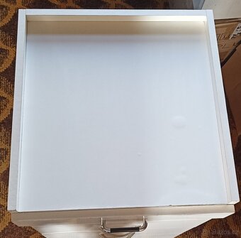 Malý stolek / přebalovací pult se šuplíky - 7