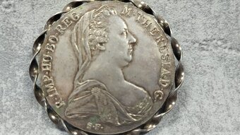 Velká stříbrná mince - tolar Marie Terezie ve stříbrném rámu - 7