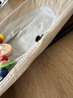 Použité Babybjörn houpátko a originální hrazdička - 7