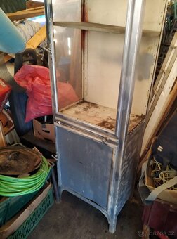 staré židle, skříňka, výlezák - 7