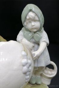Dievčatko s košíkom na hrozno, porcelán - 7