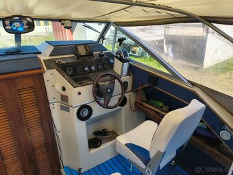 Kajutová motorová loď Wellcraft+přívěsný vozík - 7