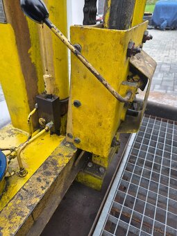 Nemecky nůžkový 2T hydraulicky zvedák DDR - 7