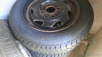 Prodám zimní pneu 155x70 R13 z vozu Ford Ka - 7