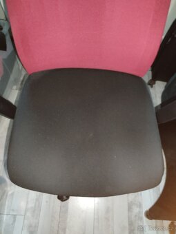 Elektricky stavitelný pracovní stůl, kancelářská židle - 7