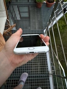 IPHONE 8 64gb ve výborném stavu s kabelem, krytem a krabičko - 7
