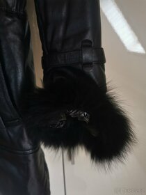 Černá parka lemovaná pravou kožešinou - 7