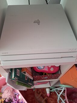 Prodam PS4 PR0 bile vcetne her a 3 ovladace - 7