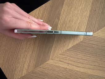 Samsung Galaxy Z Flip 5 - 7