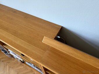 Dubová policová skříň na míru vyrobená PRAHA - 7