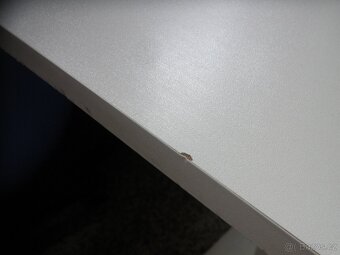 Bílý čtvercový jídelní stůl - 7