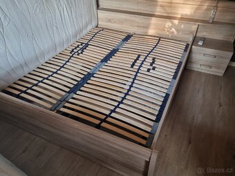 Manželská postel 180x200 včetně roštů, matrace a stolků Top - 7