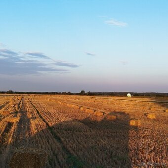 Malé hranaté balíky pšeničné slámy - 7