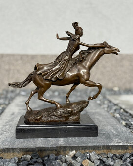 Bronzová socha Valkýra na koni nordická bojovnice decorace - 7