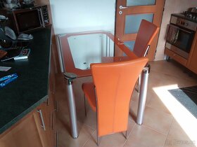 Jídelní stůl (sklo) + 4x židle (koženka) - 7
