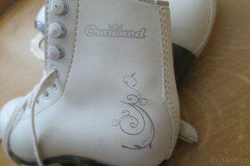 Dívčí bílé krasobruslařské boty jako nové vel. 33+chrániče - 7