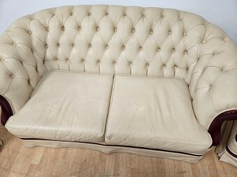 CHESTERFIELD ŠTÝL,MÁSLOVEJ FARBY KOMB.S MAHAG.DREVOM - 7