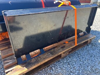 Štětkový zametač noví na smykový nakladač - 7