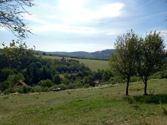 Slunné místo s duší, výhledem i st. povolením :) 4000 m2 - 7