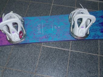 TOP DÍVČÍ SNOWBOARD BURTON FEATHER 152 CM+BURTON VÁZÁNÍ - 7