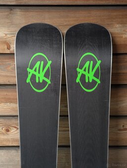 Prémiové švýcarské lyže AK GREEN POP. 160cm, 2023, ZÁNOVNÍ - 7