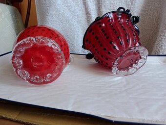 Pěkný červený džbánek s košíkem – jahodový design - 7
