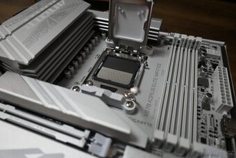 Gigabyte X870 AORUS ELITE WIFI7 ICE - 7
