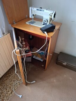 Šicí stroj Lucznik 438 ve skříni - 7