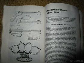 Knihu Zbraně pro sebeobranu Zdeněk Faktor Magnet Press 1993 - 7