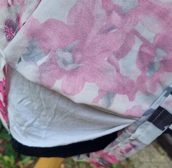 Lehké vzdušné šaty. M 38 10 - 7