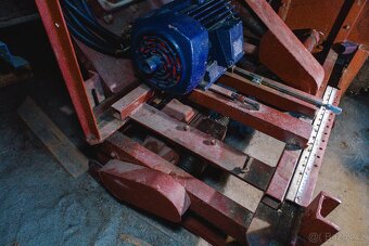 Prodám PILU na dřevo, nebo části (MOTOR 7.5 kw atd) + koleje - 7