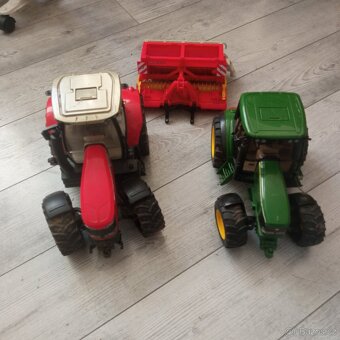 Traktor John Deere a Massey Ferguson - 7