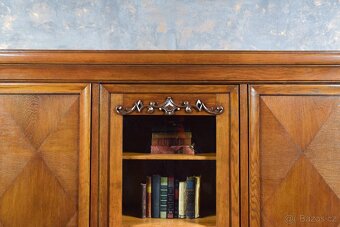 Klasická knihovna z masivního dubového dřeva VITRINA - 7