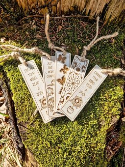 Dřevěná záložka do knihy s originálním designem V3 - 7