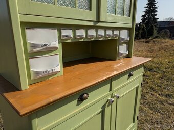 Zelenkavá kredenc s porcelánovými kořenkami a policí - 7