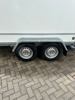 Skříňový přivěsný vozík 2000 kg bržděný - 7