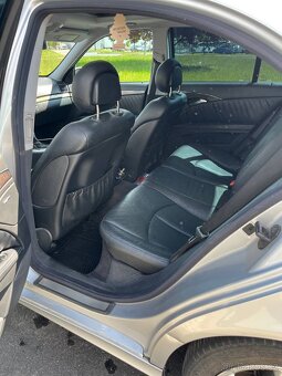 W211 Mercedes - 7