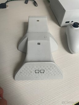 Xbox Series S, 2 ovladace+ nabijecka na ovladace - 7