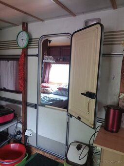 Karavan s dřevěnou přístavbou - 7
