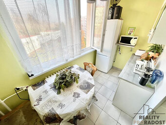 Nabízíme pronájem prostorného bytu 3+1 se zasklenou lodžií, - 7
