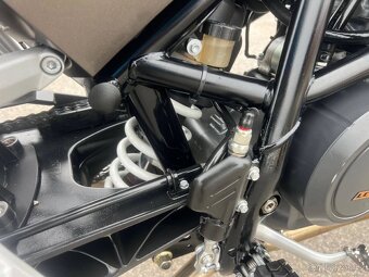 Prodám KTM 690 SUPERMOTO - 7