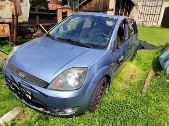 Prodám bouraný Ford fiesta 2004 1.25 na ND - 7