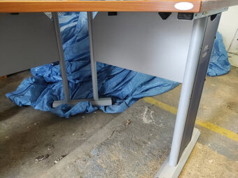 Rohový kancelářský stůl - 7