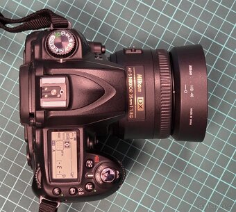 Nikon D90 s objektivem Nikkor 18–105mm f/3,5–5,6 VR - 7