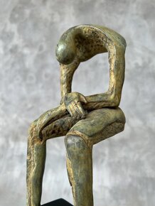 Bronzová socha sedícího truchlícího obra, 15cm - 7