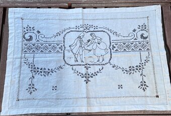 Staré vyšívané ubrusy, háčkované dečky a gobelínový přehoz - 7