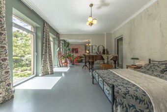 Prodej honosné vily v anglickém stylu + 2 stavební parcely - 7
