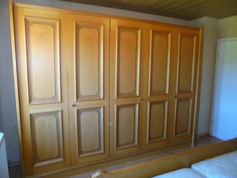 stylová ložnice- 5 dvéřová šatní skříň, postel, rošty, matra - 7