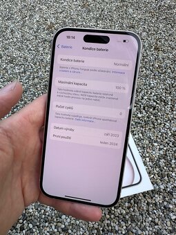 iPhone 15 - baterie 100% - 7