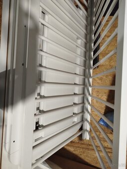 Dětská dřevěná postýlka v bíle barvě s motivem žirafy - 7